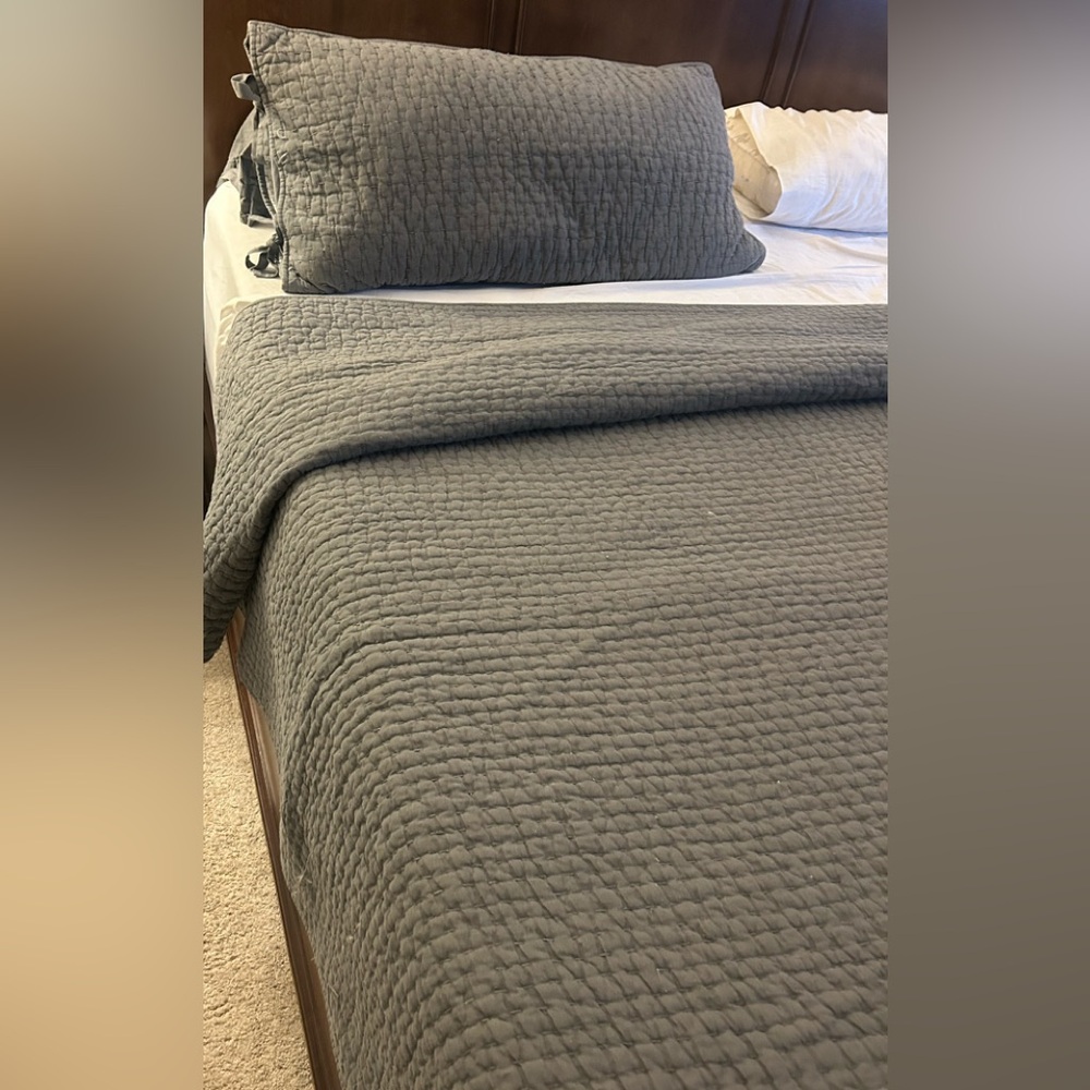 Pottery barn king quilt and shams